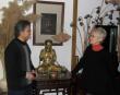 2010年法国《中国》杂志总编玛德兰娜·芭尔比艾夫人（右）在北京采访唐勇力先生（左）